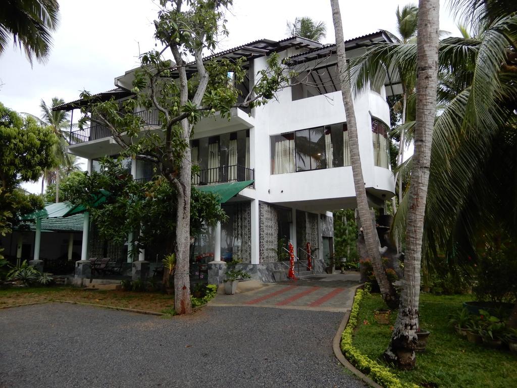 Lake Edge Holiday Inn 티사마하라마 외부 사진